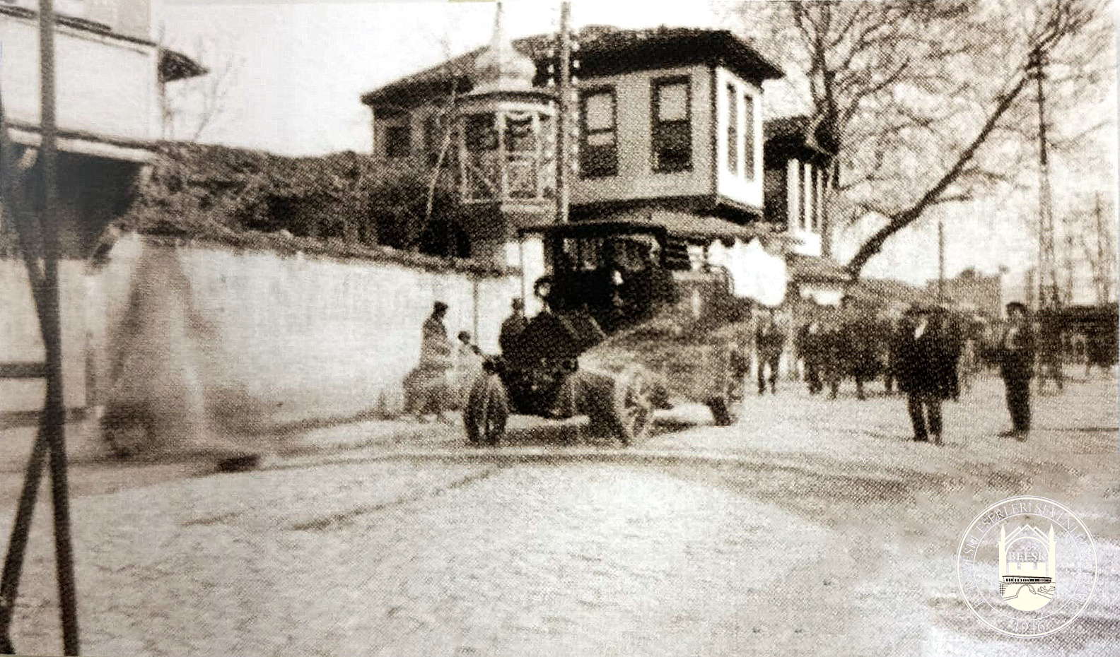 Bugünkü Atatürk caddesi Vakıflar bankasının olduğu yerde bir zamanlar var olan Ahmet baba dergahı önünde arazöz, 1940 civarı.