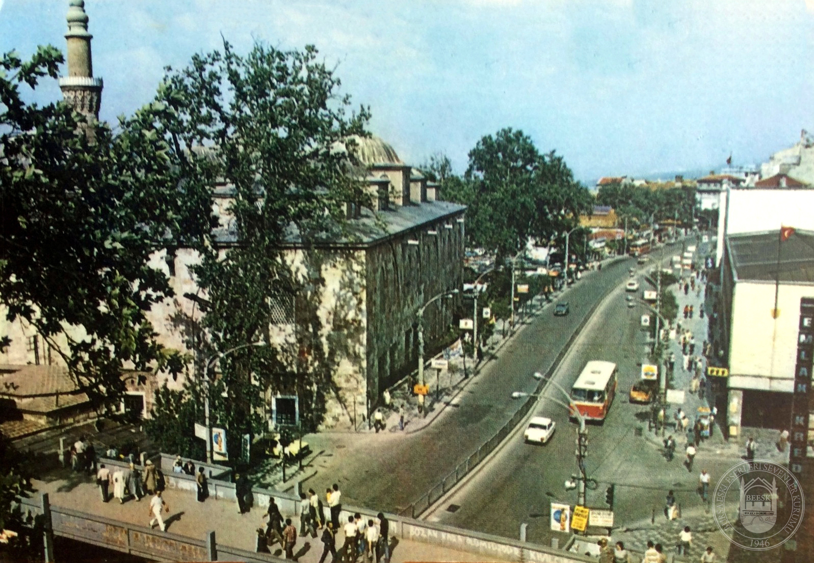 Hafızalarımızda olan, yakın geçmişe ait 1979 yılında yapılmış olan -şimdi yok- üst geçit ve çift yönlü trafik.