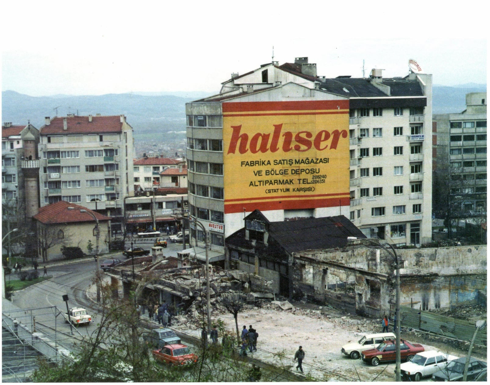 Sıra dükkanlar yıkılıyor, 1990 civarı.