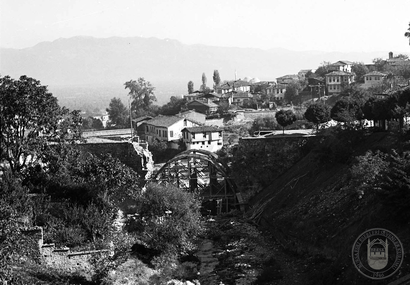 Yunan işgali sırasında patlatılmış olan Irgandı köprüsünün kemeri onarılıyor, 1949.